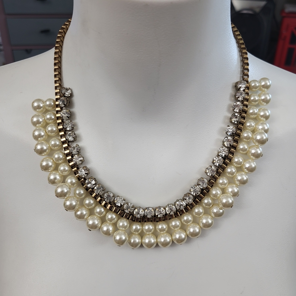 Elegant Pearl and Crystal Necklace